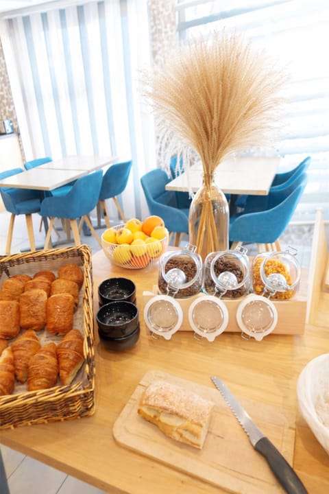 Daily buffet breakfast for a fee