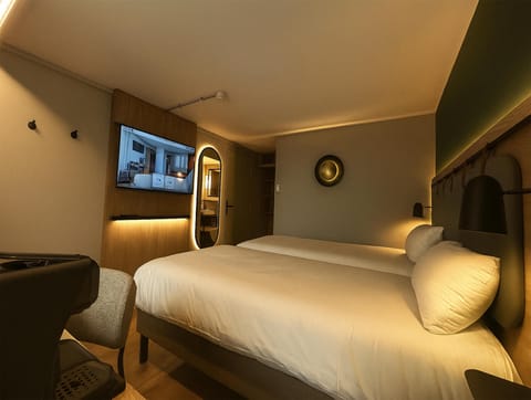 Standard Room, 2 Twin Beds | Premium bedding, desk, blackout drapes, soundproofing