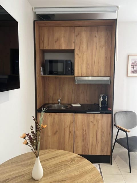 Standard Studio, City View | Private kitchen