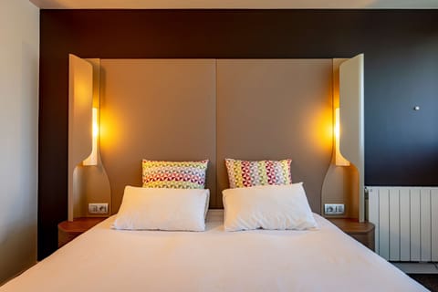 1 bedroom, premium bedding, individually furnished, desk