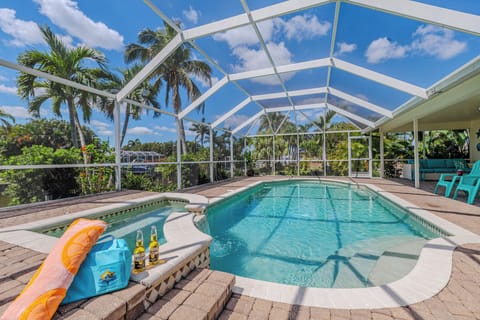 - Dive into your private screened pool surrounded by tropical palms and blue skies
- Set your drinks by the spa and unwind in the Florida sun with total privacy
- Sun drenched lanai is your perfect oasis for outdoor relaxation