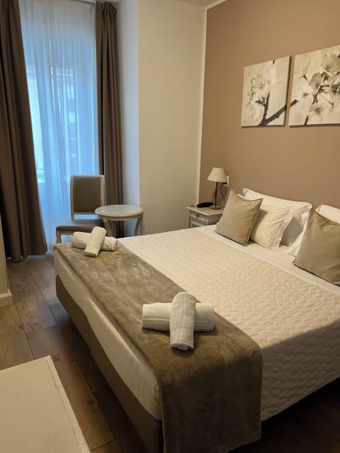 Standard Room | In-room safe, desk, laptop workspace, iron/ironing board