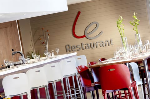 Breakfast, lunch, dinner served; French cuisine 