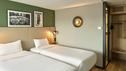 Standard Room, 2 Twin Beds | 1 bedroom, premium bedding, desk, laptop workspace