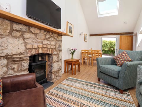 Cottage | Living area | Fireplace
