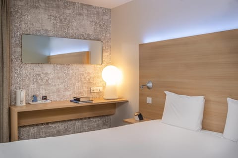 Standard Room, 1 Double Bed | Desk, blackout drapes, soundproofing, iron/ironing board