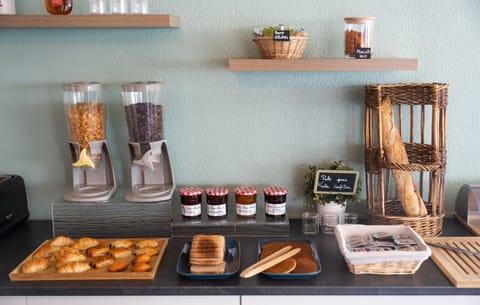 Daily buffet breakfast for a fee