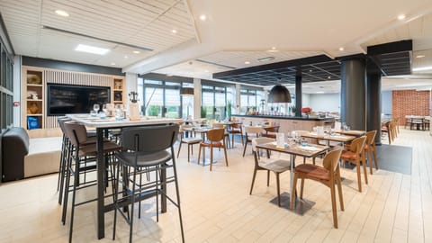 Breakfast, lunch, dinner served; French cuisine 