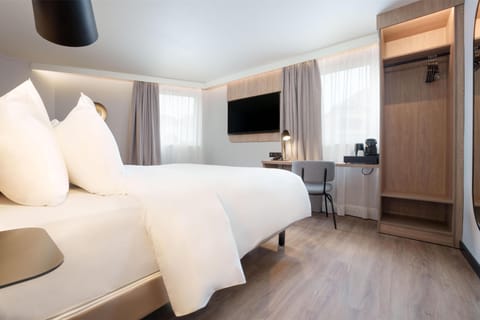 Superior Room, 1 King Bed | Premium bedding, desk, blackout drapes, iron/ironing board