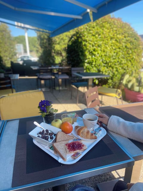 Daily buffet breakfast for a fee