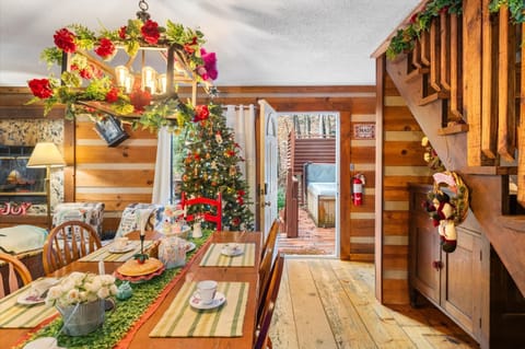 House | 2 bedrooms, desk