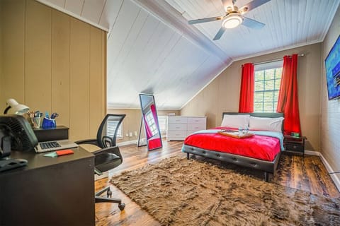 Large bedroom with office nook!