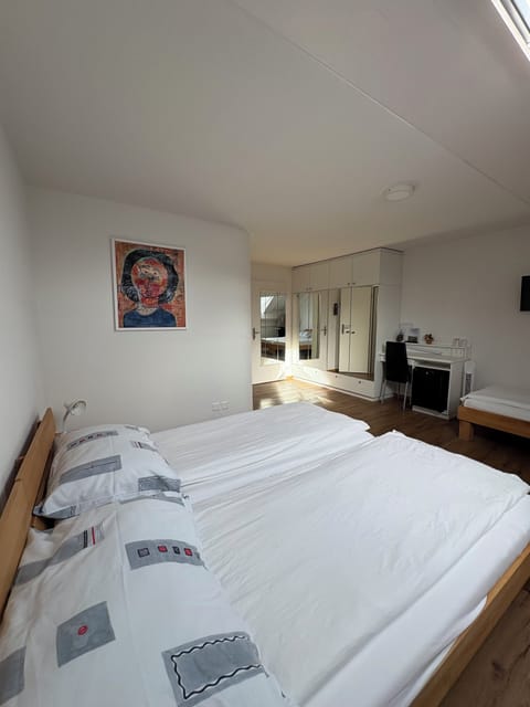Deluxe Triple Room | Desk, laptop workspace, free WiFi, bed sheets