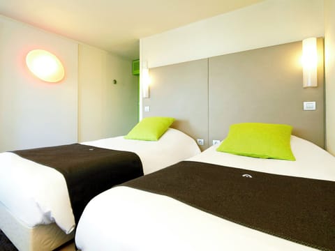 1 bedroom, premium bedding, desk, laptop workspace