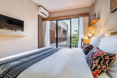 Desk, laptop workspace, iron/ironing board, free WiFi