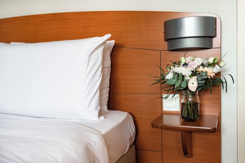 Desk, blackout drapes, soundproofing, free WiFi