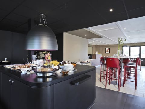 Daily cooked-to-order breakfast (EUR 13.90 per person)