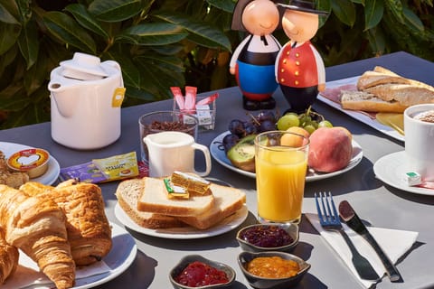 Daily buffet breakfast for a fee