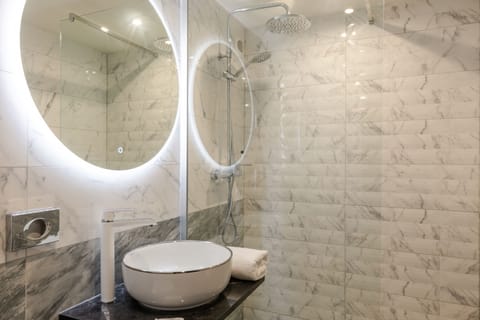 Rainfall showerhead, free toiletries, towels, soap