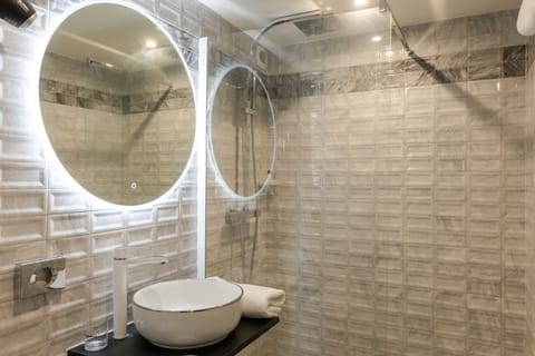 Rainfall showerhead, free toiletries, towels, soap