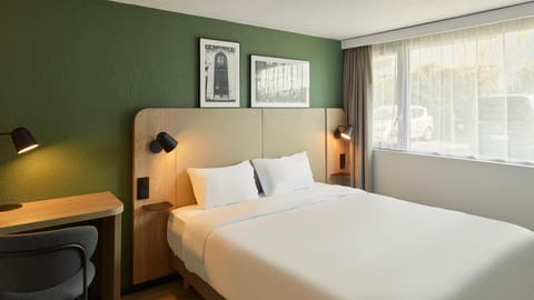 Standard Room, 1 Queen Bed | Desk, laptop workspace, iron/ironing board, free cribs/infant beds