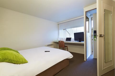 Premium bedding, desk, blackout drapes, free cribs/infant beds