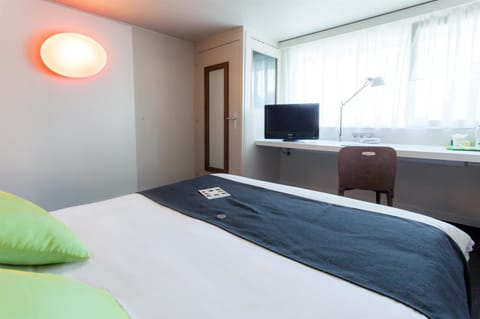 Standard Room, 1 Double Bed | Premium bedding, desk, blackout drapes, iron/ironing board