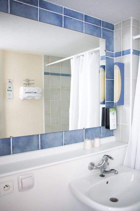 Standard Room, 2 Twin Beds | Bathroom | Combined shower/tub, eco-friendly toiletries, hair dryer, towels