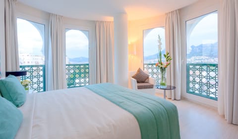 Deluxe Room | Premium bedding, minibar, in-room safe, individually decorated
