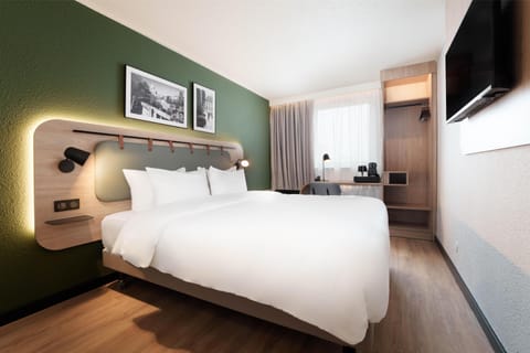 Superior Room, 1 King Bed | Premium bedding, desk, laptop workspace, blackout drapes