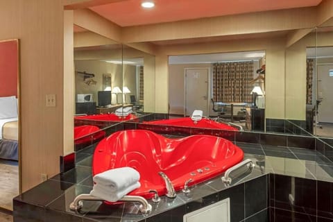 Deluxe Room, 1 King Bed, Hot Tub | WiFi (free), bed sheets