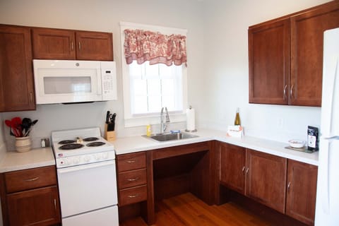 Fully equipped kitchen – Includes a roll-under sink for accessible meal prep.