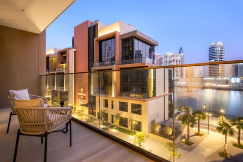 Balcony : Enjoy stunning city views and unwind in stylish outdoor seating at sunset!