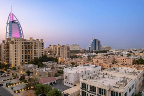 Cityscape View: Marvel at iconic landmarks while enjoying stunning sunset panoramas!