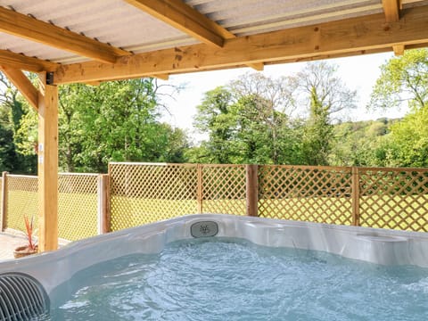 Cottage | Outdoor spa tub