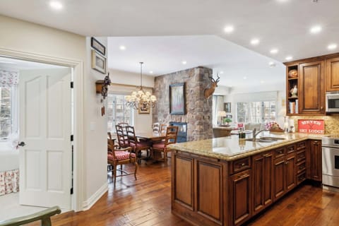 oxfordcourt209-1978_54418269080_o