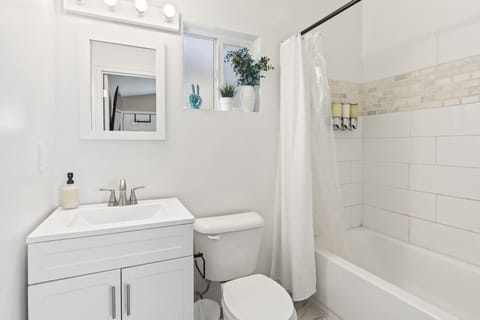 Full Bathroom w/ Tub
