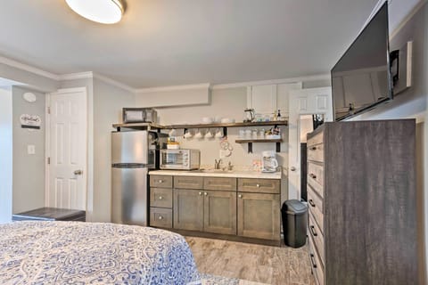 Full view of the kichenette and utensils provided