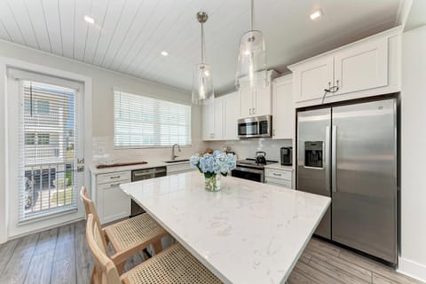Oversized kitchen island adds additional 2 seats