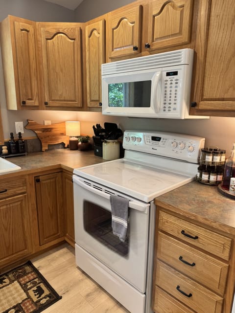 Kitchen with provided necessities