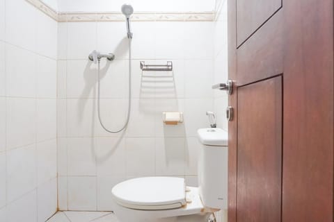 Twin Room | Bathroom | Shower, rainfall showerhead, towels, soap