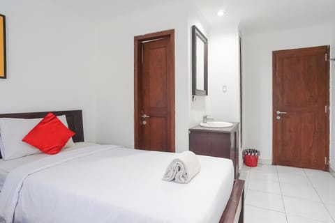 Twin Room | Desk, free WiFi, bed sheets
