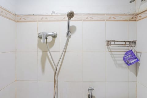 Double Room | Bathroom | Shower, rainfall showerhead, towels, soap