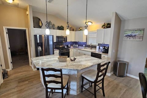 Full kitchen with all the essentials. 