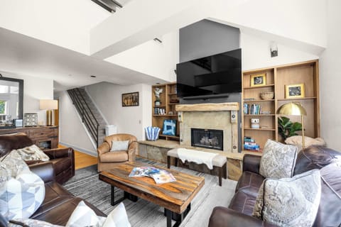 Living room: Gas fireplace, 80" Samsung Smart TV, Sonos soundbar, radiant heat, no A/C