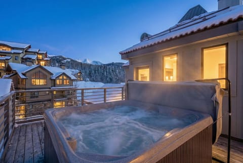 Shared 8-person hot tub 