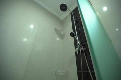 Deluxe Double Room | Bathroom shower