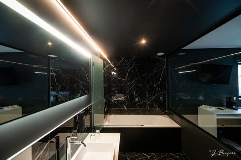 Luxury Double Room | Bathroom | Bathtub, free toiletries, hair dryer, towels