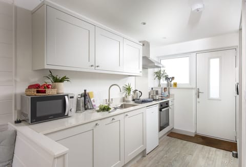 Robin, Polzeath: Kitchen with an oven, hob, microwave, fridge, dishwasher, and washing machine