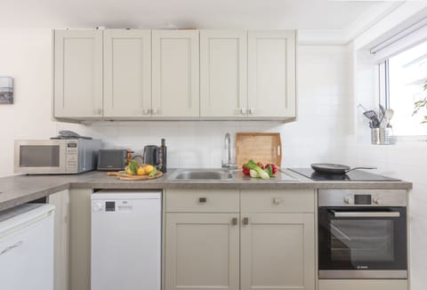 Bluebirds, Polzeath: A lovely spot for preparing dinners